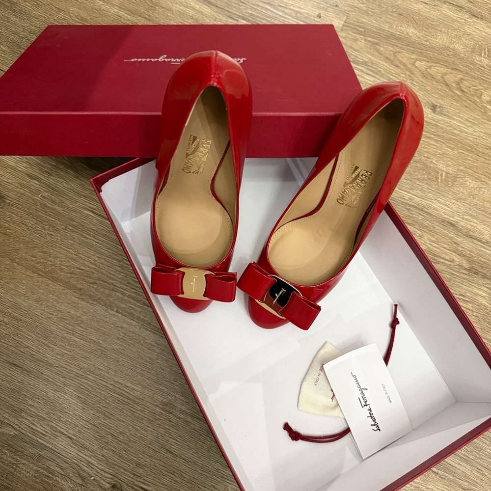 Salvatore Ferragamo Glossy Red Heels with Bow - Picture 5 of 6
